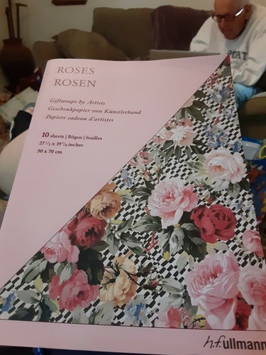 Roses giftwraps artists - by,