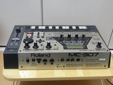 Roland MC-307 Groovebox 2000