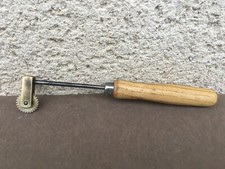 Ancienne petite roulette crantée de marquage / Laiton / Outils anciens