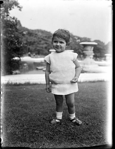 Portrait enfant debout parc-