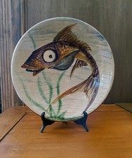 Plat mural décoratif signé Puigdemont – Céramique vintage vers 1960 – Poisson st
