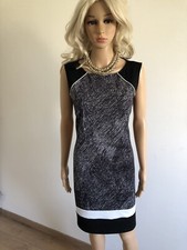 Robe noire et blanche sans