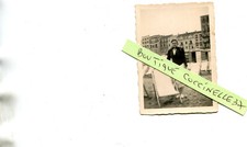 PHoto femme devant cabines et bains de soleil de plage Habitations A identifier