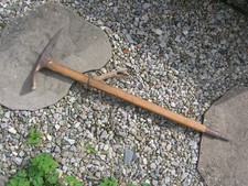 ancien piolet de marche en