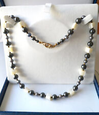Collier en perle d'Hématite et Nacre (Longueur 46 cm).