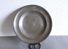 Assiette en étain armoirie