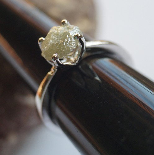 Bague diamant brut gris