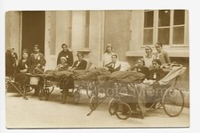 Femmes en chaise et lit