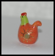 FÈVE EN PORCELAINE "POULE DÉSIGN, TRÈS TENDANCE, AVEC DORURES" ANNÉE 2011 -NEUF