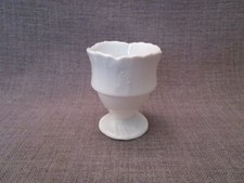 Coquetier ancien en porcelaine