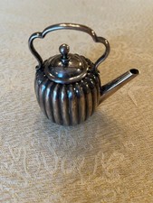 Petite bouilloire miniature