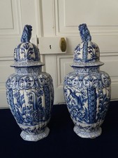 Paire de potiches en faïence