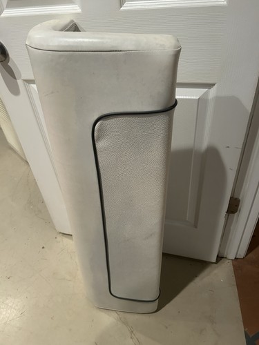 Leaning post seat - leaning,