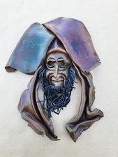 Masque mural visage barbu en cuir martelé vintage 38x29 cm