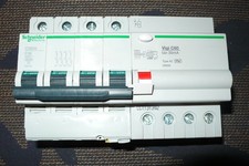DISJONCTEUR DIFFERENTIEL TETRAPOLAIRE 32A 30mA SCHNEIDER ELECTRIC 32AMPERE TETRA