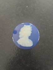 BELLE PLAQUE RONDE PORCELAINE L CAMEE BLANC BLEU porcelain cameo miniature