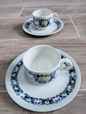 LOT DE 2 ASSIETTES, 2 TASSEs
