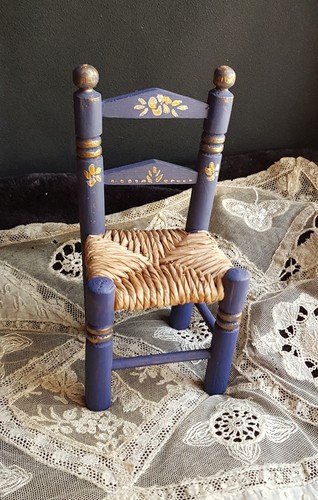 Jolie petite chaise poupée - jolie,
