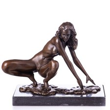 Sculpture d'une femme nue en