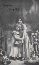 CP NOIR BLANC PETITES FILLES PANIER OEUFS BARRIERES - 94541