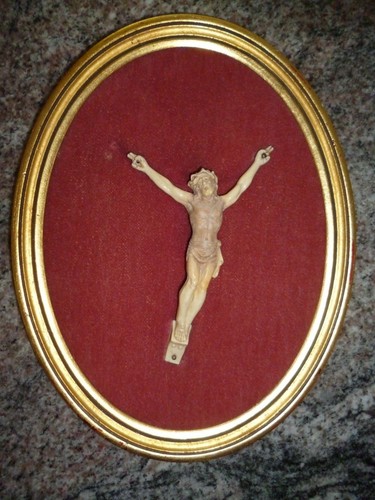 Joli christ dans cadre ovale - joli,