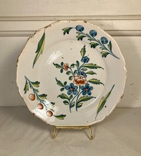 Nevers. Belle assiette en faïence à décor de fleurs polychromes. Chantourné 1800