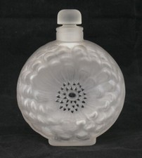 Lalique model Dahlia, bottle, 13 cm, signed, excellent condition.