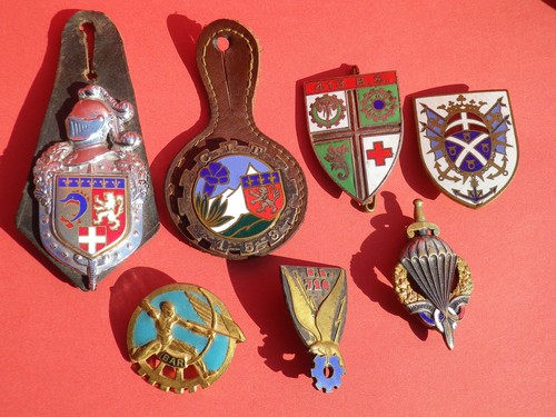 Lot sept anciens insignes - de,