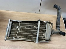 UN RADIATEUR TORDU AVEC