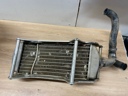 Radiateur tordu avec - un,