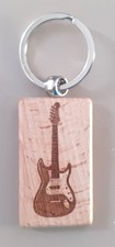porte clé  en bois de hetre gravé au laser pour le dessin de la guitare