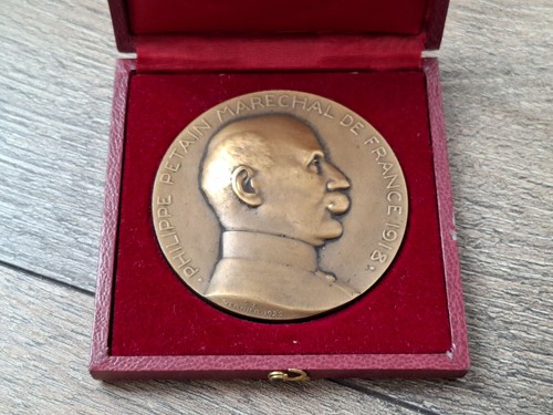 Une médaille table - médaille, non