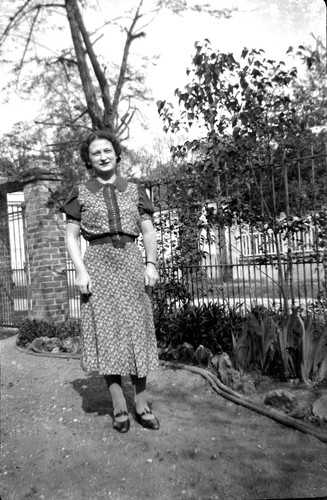 Portrait woman standing - woman,