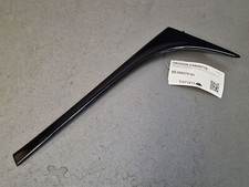 Enjoliveur droit cadre vitre