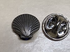 pins COQUILLE SAINT JACQUES signe KERMAD argenté. compostelle? religion eglise?