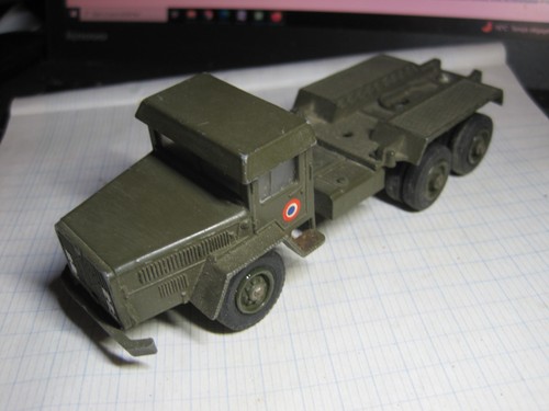 Ancien tracteur militaire
