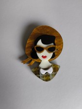 Broche en ecrylique Dame