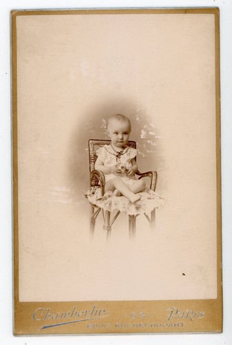 Photo cabinet child - child, sitting