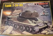Maquette 3502 T-34-85 Medium Tank - Complete See Photos