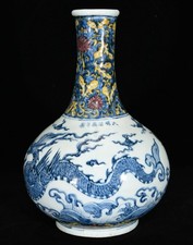 Bouteille vase à motif Dragon Beast en porcelaine bleue blanche marquée de 12.6