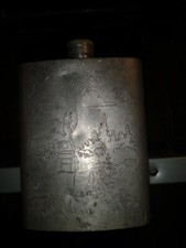 Gourde de chasse en metal gravé