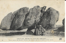 CPA 29 COUTUMES MOEURS ET COSTUMES BRETONS PIERRE SACREE DES DRUIDES