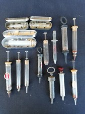 Lot 14 seringues anciennes en verre/ matériel médical/Old medical equipment