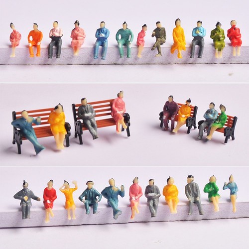 100 figurines peintes assises