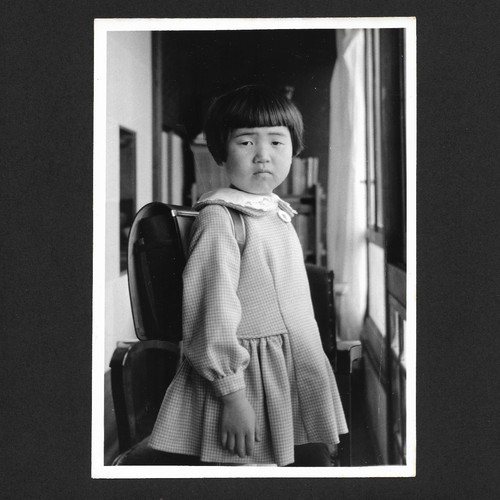 Fille pose école cartable