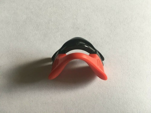 Sourcillet nez rouge de - de,