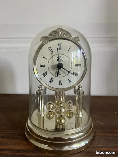 Horloge sous globe - , en