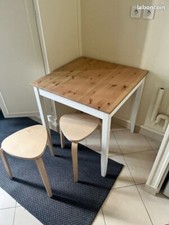 Table avec tabourets