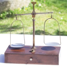 Antique Léon Gueury triplet scale at 49 rue de Turenne in Paris