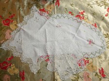 DENTELLES ET BRODERIES